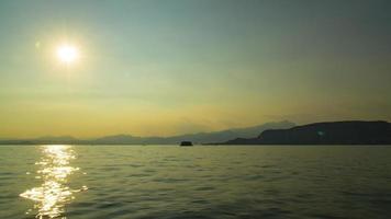 puesta de sol sobre el lago de garda en italia video