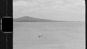 super 8 noir et blanc - famille jouant dans l'eau video