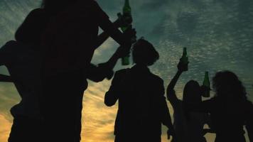 silhouette di persone che celebrano video