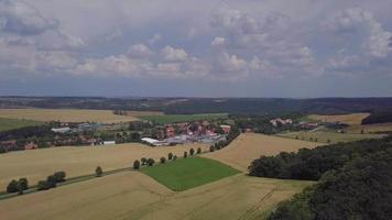 drone volant vers un village en 4 k video