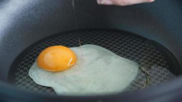 huevo frito en la sartén en casa video