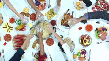 Menschen essen und trinken auf einem Abendessen auf dem Tisch video