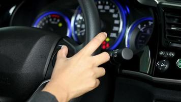 premendo il pulsante al volante video