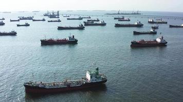 Los buques que transportan el gas licuado de petróleo y el petrolero en el puerto marítimo video