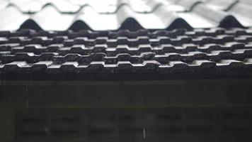 Niederschlag auf einem alten Dach video