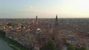 paesaggio urbano di verona con campanile video