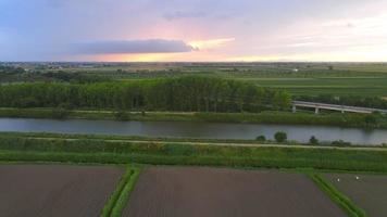 groene velden bij zonsondergang met wolken video