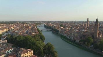 Tejados de tejas de Verona, Italia video