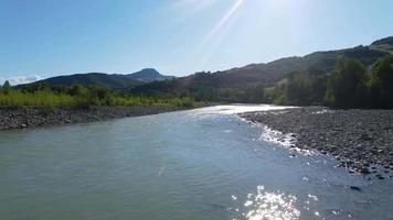 flyger över floden i val trebbia video