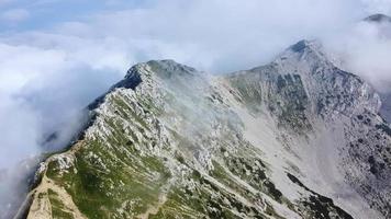 un volo sulle cime delle montagne video