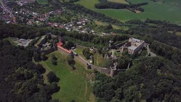 drone in orbita attorno al castello con fortificazione in 4K video