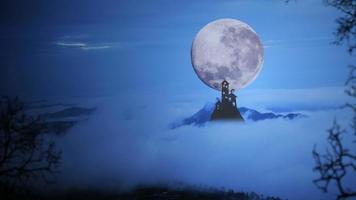 imagens de halloween, lua cheia e nuvens sobre a montanha