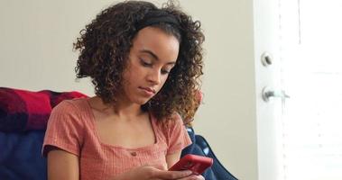 femme défilement sur téléphone et regarde par la fenêtre perdue dans ses pensées video