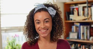 mujer de raza mixta confiada y feliz video