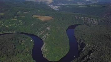 vista aérea de un cañón del río en 4k video