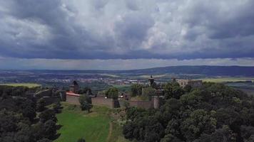 drone subindo ao lado do castelo em 4k video