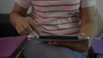 vrouw zitten in de woonkamer en met behulp van digitale tablet