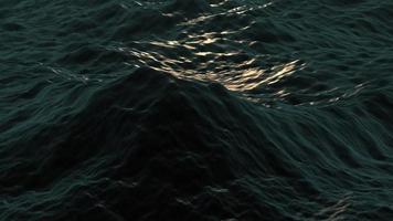puesta de sol se refleja en las olas del mar video