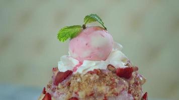 Erdbeer-Streusel-Eisrasur video