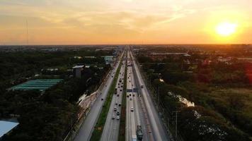 Tráfico de la ciudad de noche en la carretera principal de Bangkok video