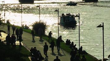 silhouette de personnes marchant près de la rivière video