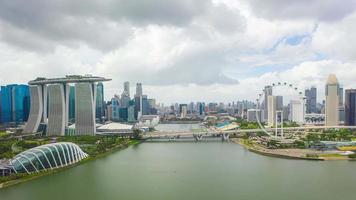 Zoomen aus der Skyline von Singapur