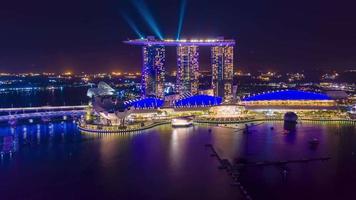 hiper-lapso do horizonte da cidade de Singapura à noite video
