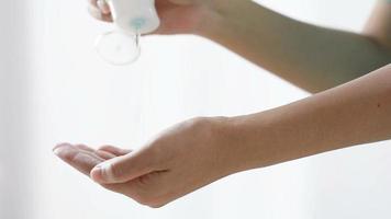 mano della donna che applica disinfettante liquido per le mani per prevenire virus e batteri video