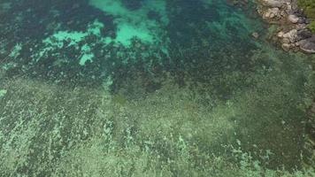 luchtfoto bovenaanzicht van rotsen met kristalheldere lagune zee video