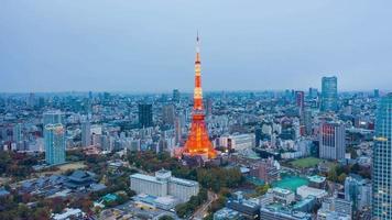 torre de tokio y edificios en la ciudad de tokio, japón