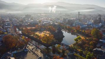 Vista aérea del castillo de matsumoto en la ciudad de matsumoto, nagano, japón. video