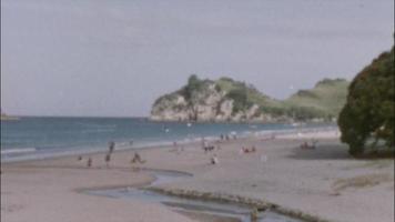 super 8 - personnes profitant de la plage en été video