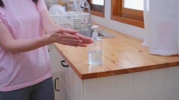 vrouw haar handen schoonmaken met alcoholgel