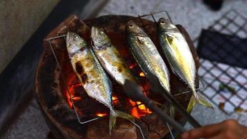 vier vissen op een grill