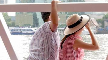 vista traseira de um casal em um barco
