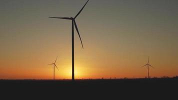 Windkraft bei Sonnenuntergang