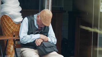äldre man som sover medan han sitter på en stol video