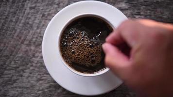 zwarte koffie in een witte kop video