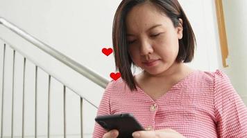 Retrato de mujer de cerca en la red social con flotador de icono de corazón video