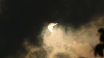 éclipse solaire partielle à travers les nuages