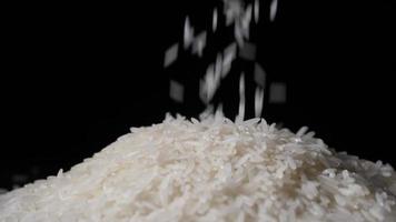 a semente de arroz caindo na pilha video