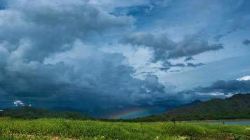 scena di paesaggio con un prato, un arcobaleno e un lago in Thailandia video