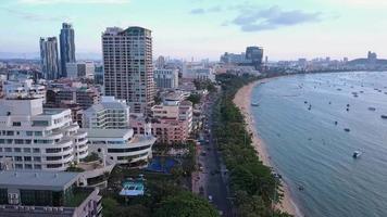 Flygfoto över Pattaya Beach, Chonburi, östra Thailand video