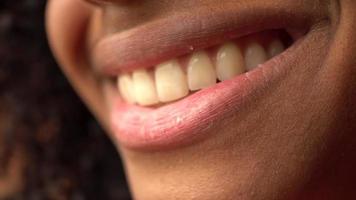 lächelnde aufgeregte Afroamerikanerfrau video