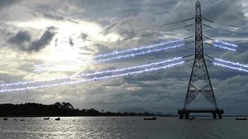 Pilón eléctrico de alta tensión contra el hermoso cielo al atardecer. video