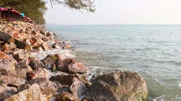 morgon tropisk marinmålning av Cha-am Beach, Petchaburi, Thailand video