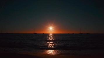 Le soleil de Formentera île des Baléares s'enfonce dans l'horizon