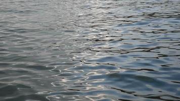 echte reflecties op het golvende water