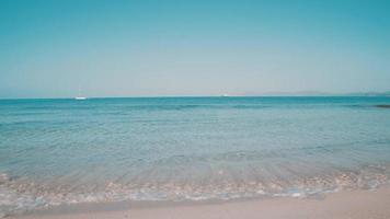idyllisch strand gewassen door schone golven video