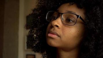 ung afroamerikansk kvinna deprimerad tittar på tv video